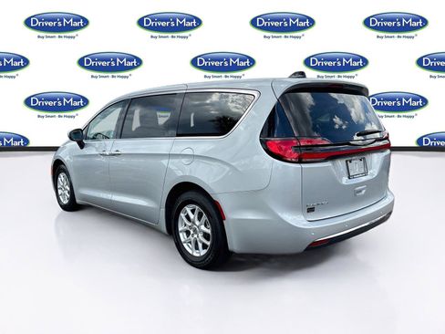 Used 2023 Chrysler Pacifica Touring-L FWD image 5