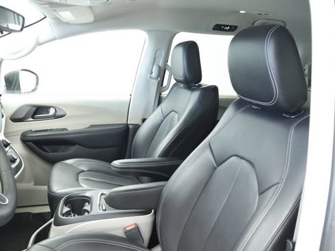 Certified 2023 Chrysler Pacifica Touring-L FWD image 28