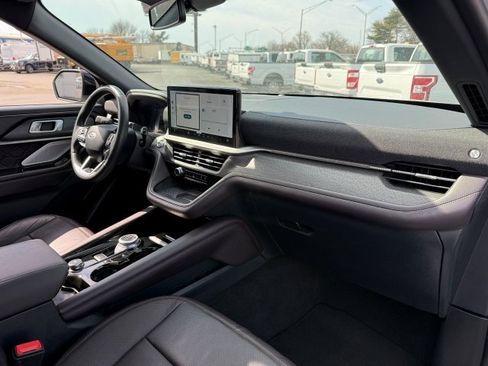 Certified 2025 Ford Explorer Platinum w/ LUX Leather Package image 26