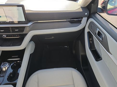 Used 2025 Ford Explorer Platinum w/ Ultimate Package image 16