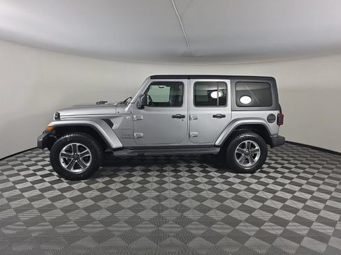Used 2018 Jeep Wrangler Unlimited Sahara w/ Dual Top Group AWD/4WD image 2