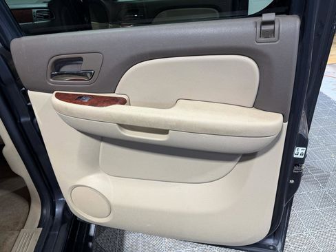 Used 2010 Chevrolet Suburban LT AWD/4WD image 16
