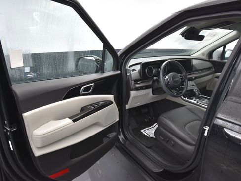 Used 2024 Kia Carnival EX image 8