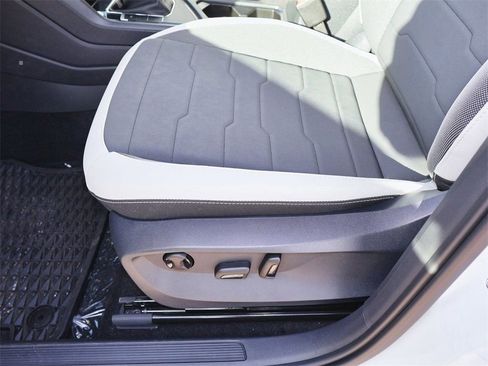 New 2026 Volkswagen Taos SE FWD image 13
