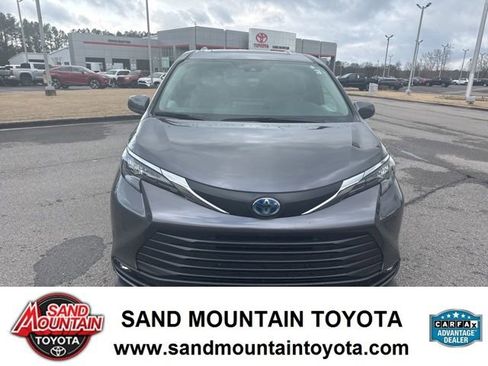 Used 2025 Toyota Sienna XLE image 8