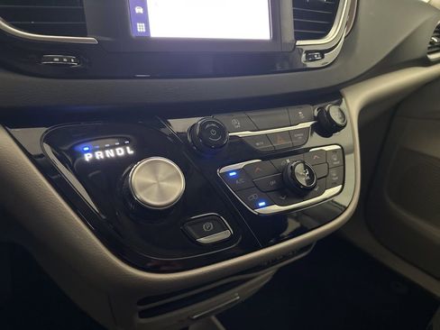 Used 2024 Chrysler Voyager LX image 20