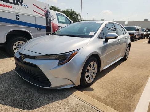 Used 2026 Toyota Corolla LE FWD image 3