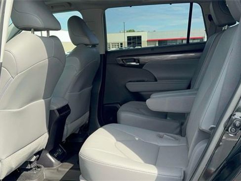 Used 2022 Toyota Highlander Limited image 11