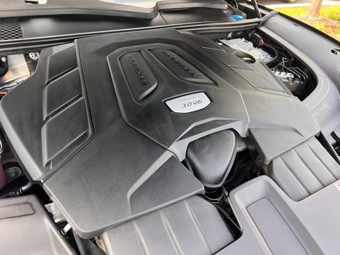Used 2022 Porsche Cayenne AWD/4WD image 34