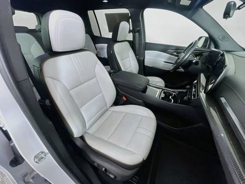 Used 2025 Chevrolet Traverse High Country FWD image 31