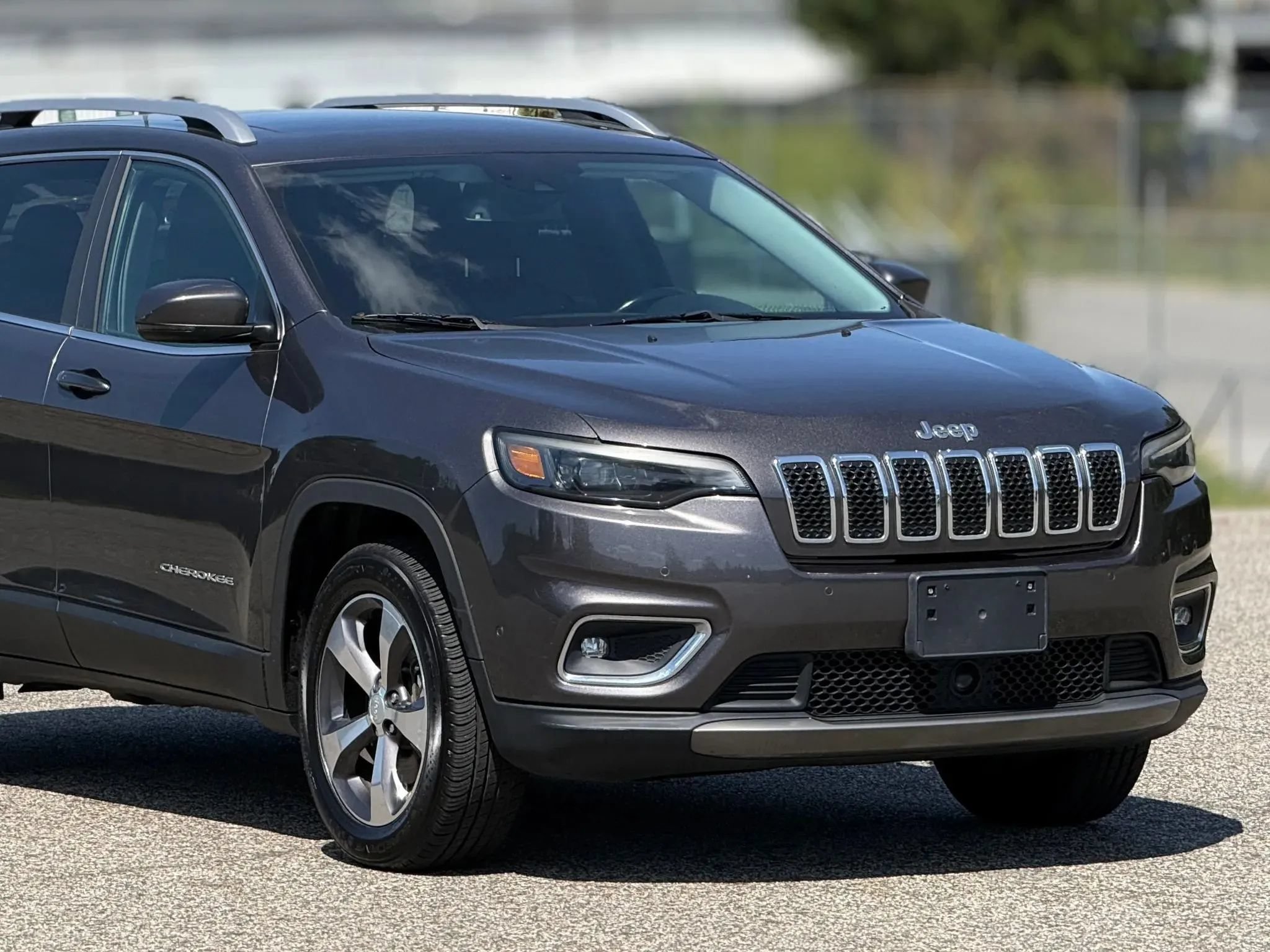 Used 2019 Jeep Cherokee Limited w/ Technology Group AWD/4WD image 15