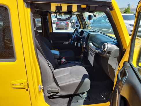 Used 2015 Jeep Wrangler Unlimited Sahara w/ Connectivity Group AWD/4WD image 21