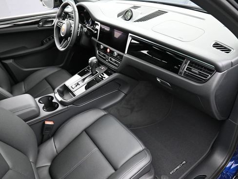 Certified 2026 Porsche Macan AWD/4WD image 32