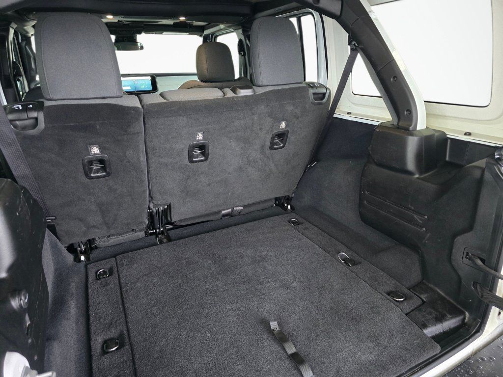 Used 2025 Jeep Wrangler Unlimited Sahara AWD/4WD image 16