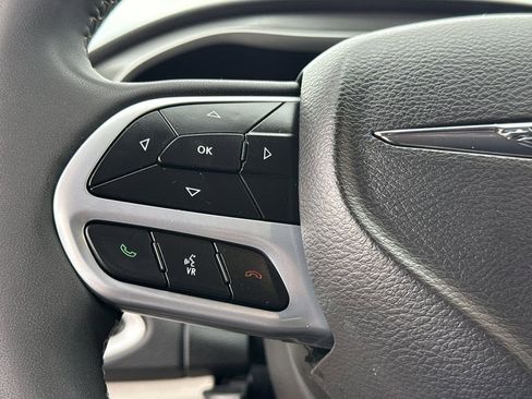 Used 2023 Chrysler Pacifica Touring-L FWD image 29