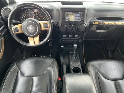 Used 2014 Jeep Wrangler Unlimited Sahara image 3