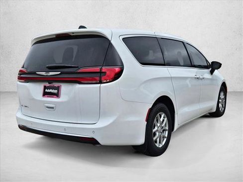 New 2026 Chrysler Pacifica Select image 2