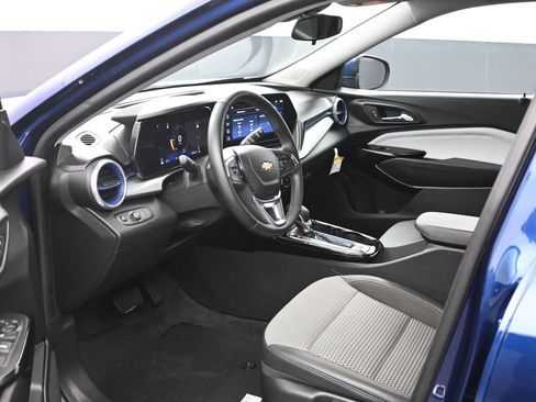 Used 2024 Chevrolet Trax LT w/ Sunroof Package image 10