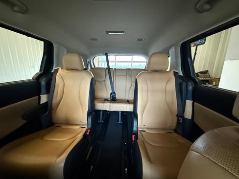 Used 2024 Kia Carnival EX FWD image 47