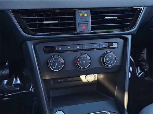 Used 2022 Volkswagen Taos SE image 23