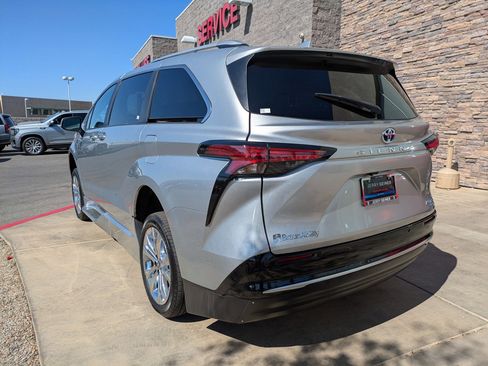 Used 2024 Toyota Sienna Platinum FWD image 3