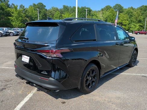 New 2026 Toyota Sienna XLE Woodland Edition AWD/4WD image 4
