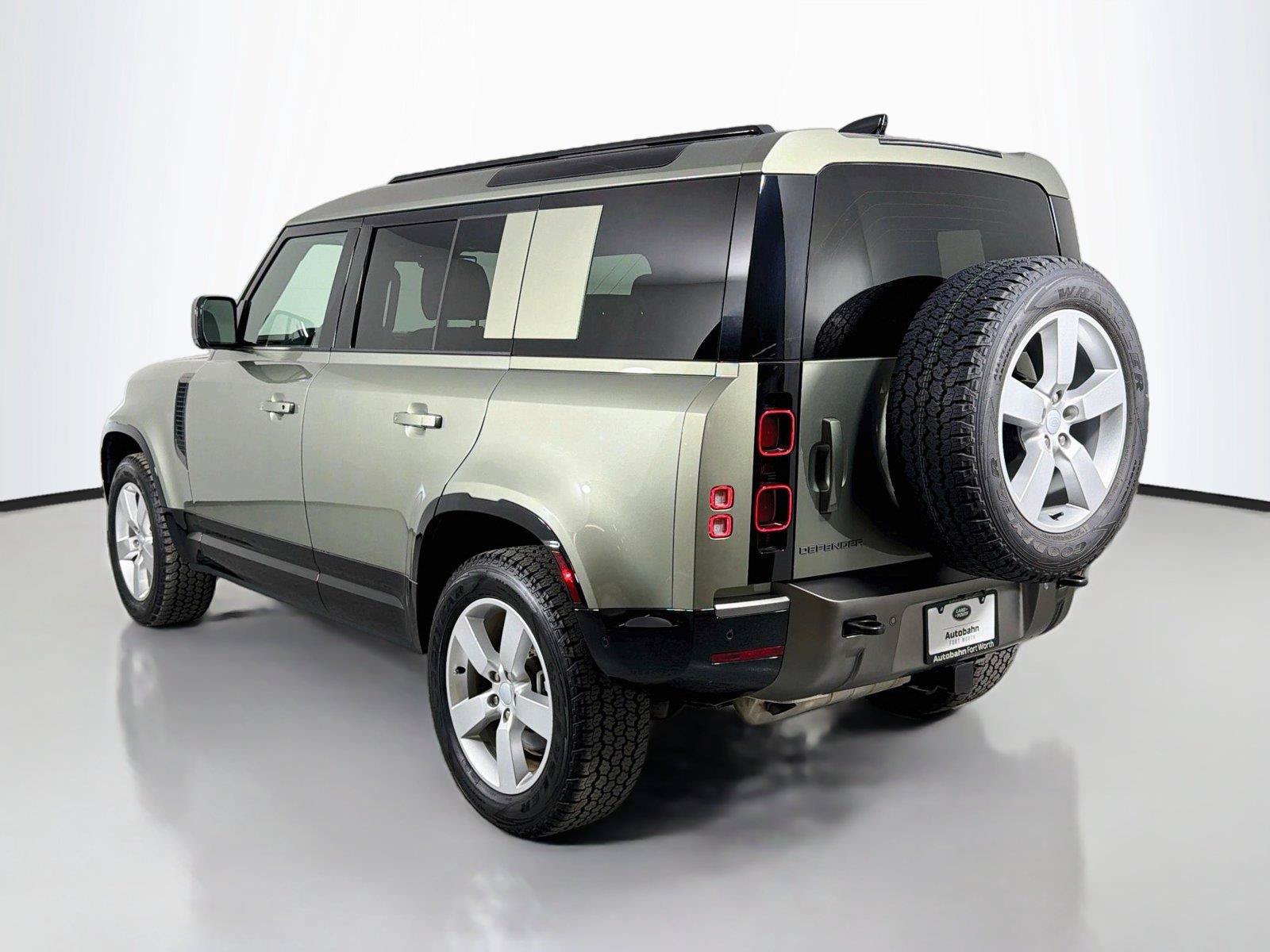 Certified 2025 Land Rover Defender 110 X-Dynamic SE AWD/4WD image 7