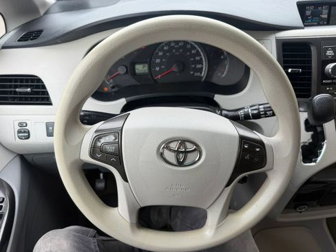 Used 2014 Toyota Sienna LE FWD image 12