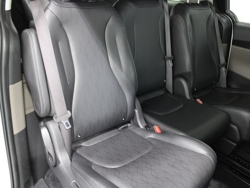 Used 2025 Kia Carnival FWD image 25