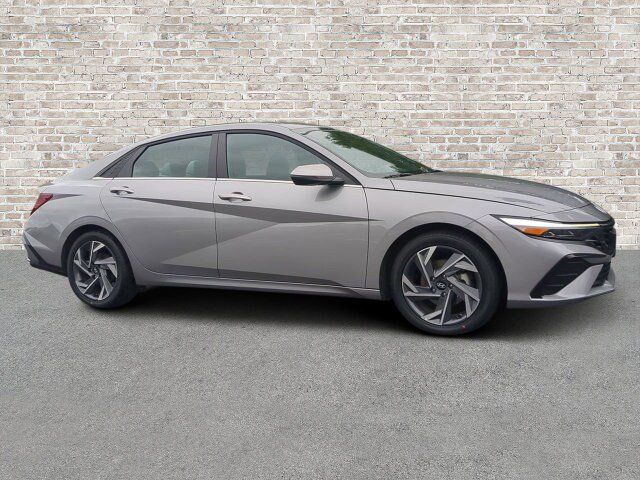 Used 2025 Hyundai Elantra Limited FWD image 1