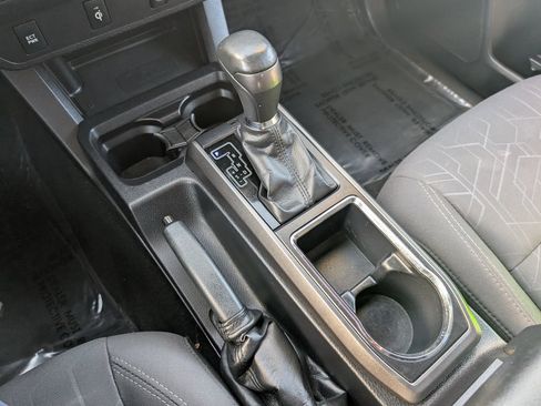 Used 2017 Toyota Tacoma TRD Sport image 19