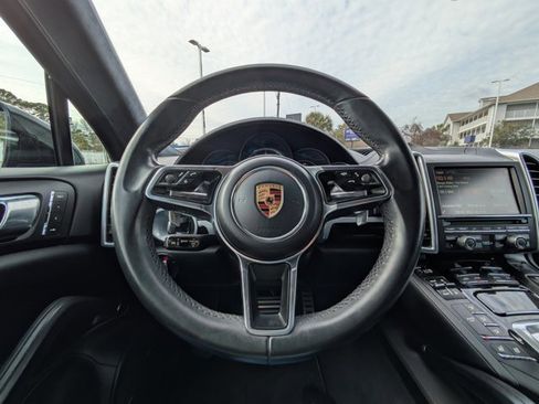 Used 2016 Porsche Cayenne Turbo image 10