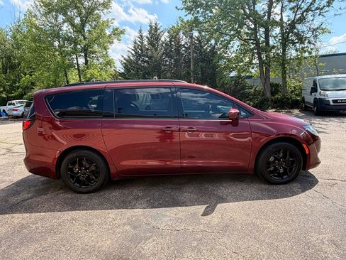 Used 2018 Chrysler Pacifica Touring-L w/ Advanced Safetytec Group FWD image 9