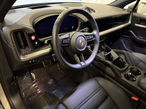 Used 2025 Porsche Cayenne S image 4