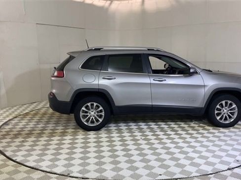 Used 2019 Jeep Cherokee Latitude w/ Cold Weather Group image 9