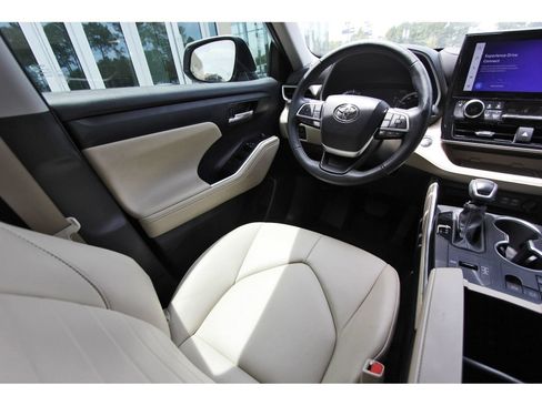 Used 2024 Toyota Highlander XLE FWD image 11