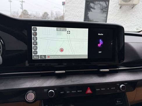 Used 2023 Kia Carnival EX image 14