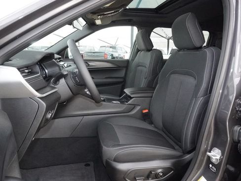 Used 2025 Jeep Grand Cherokee L Laredo RWD image 27