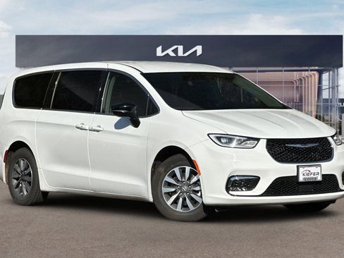 Used 2024 Chrysler Pacifica Select image 2