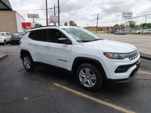 Used 2022 Jeep Compass Latitude w/ Convenience Group FWD image 3