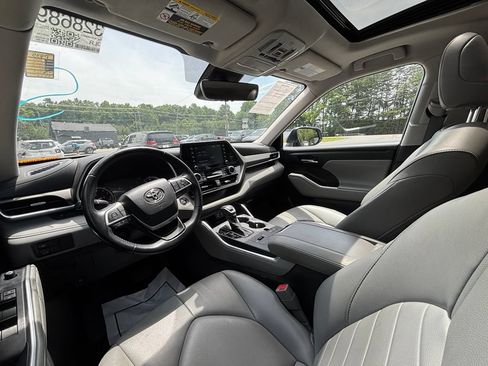Used 2022 Toyota Highlander XLE FWD image 16