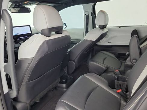Used 2025 Toyota Sienna XSE FWD image 16