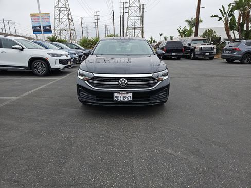 Used 2022 Volkswagen Jetta SE w/ Panoramic Sunroof Package FWD image 2