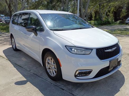 Used 2025 Chrysler Pacifica Select FWD image 3