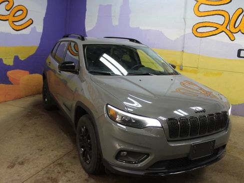 Used 2023 Jeep Cherokee Altitude Lux AWD/4WD image 2