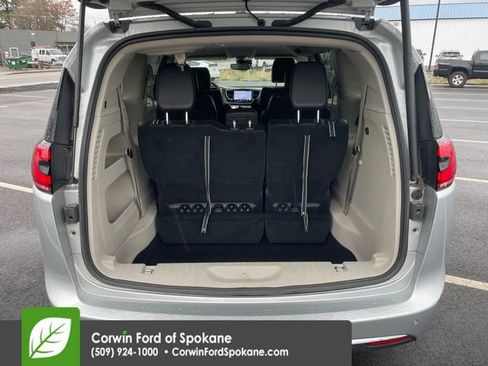 Used 2024 Chrysler Pacifica Touring-L image 20
