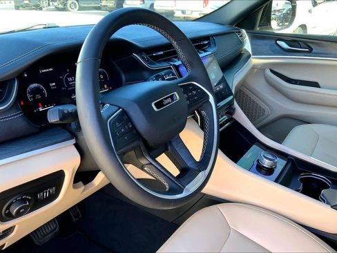 Used 2023 Jeep Grand Cherokee Limited image 16