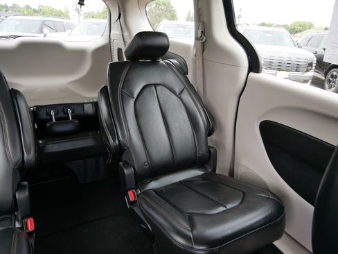 Used 2017 Chrysler Pacifica Touring-L FWD image 14