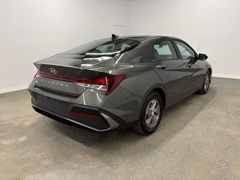 Used 2025 Hyundai Elantra SE image 10