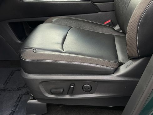 Used 2023 Nissan Pathfinder SL w/ Black Appearance Package AWD/4WD image 17